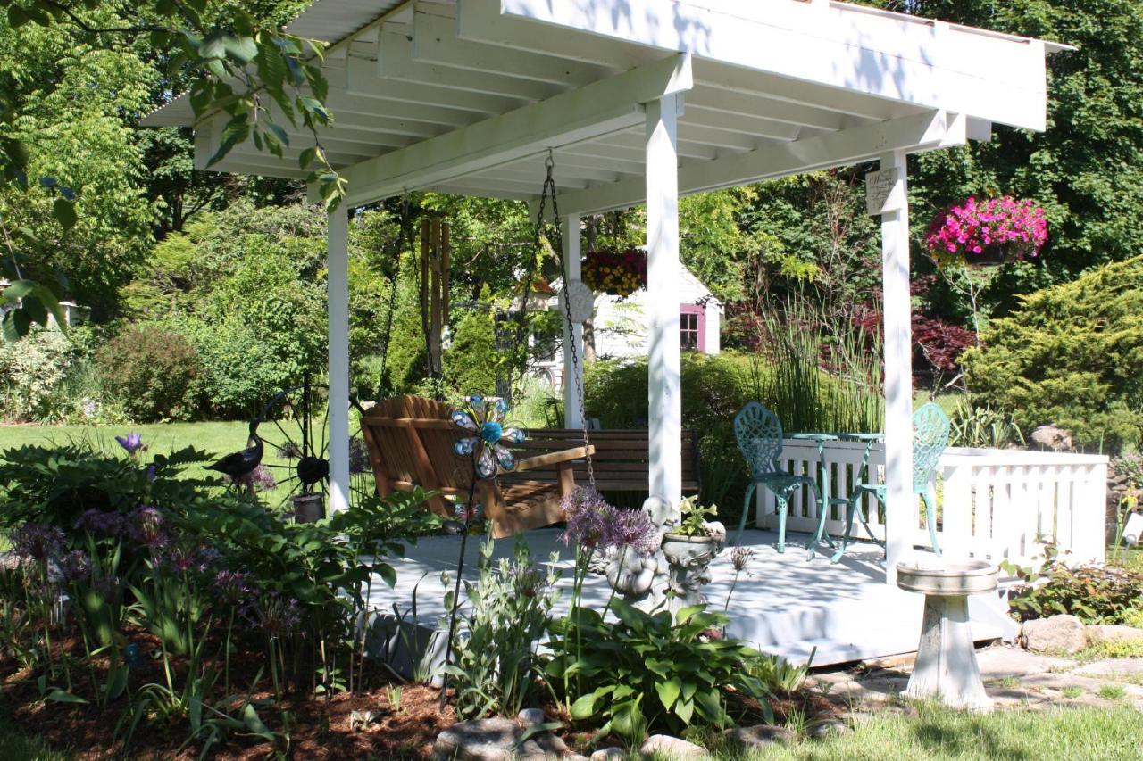 Carrousel Bed & Breakfast Cayuga Exterior photo