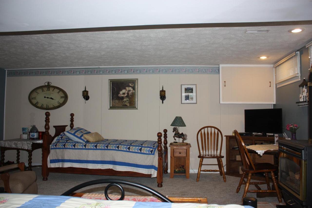 Carrousel Bed & Breakfast Cayuga Room photo