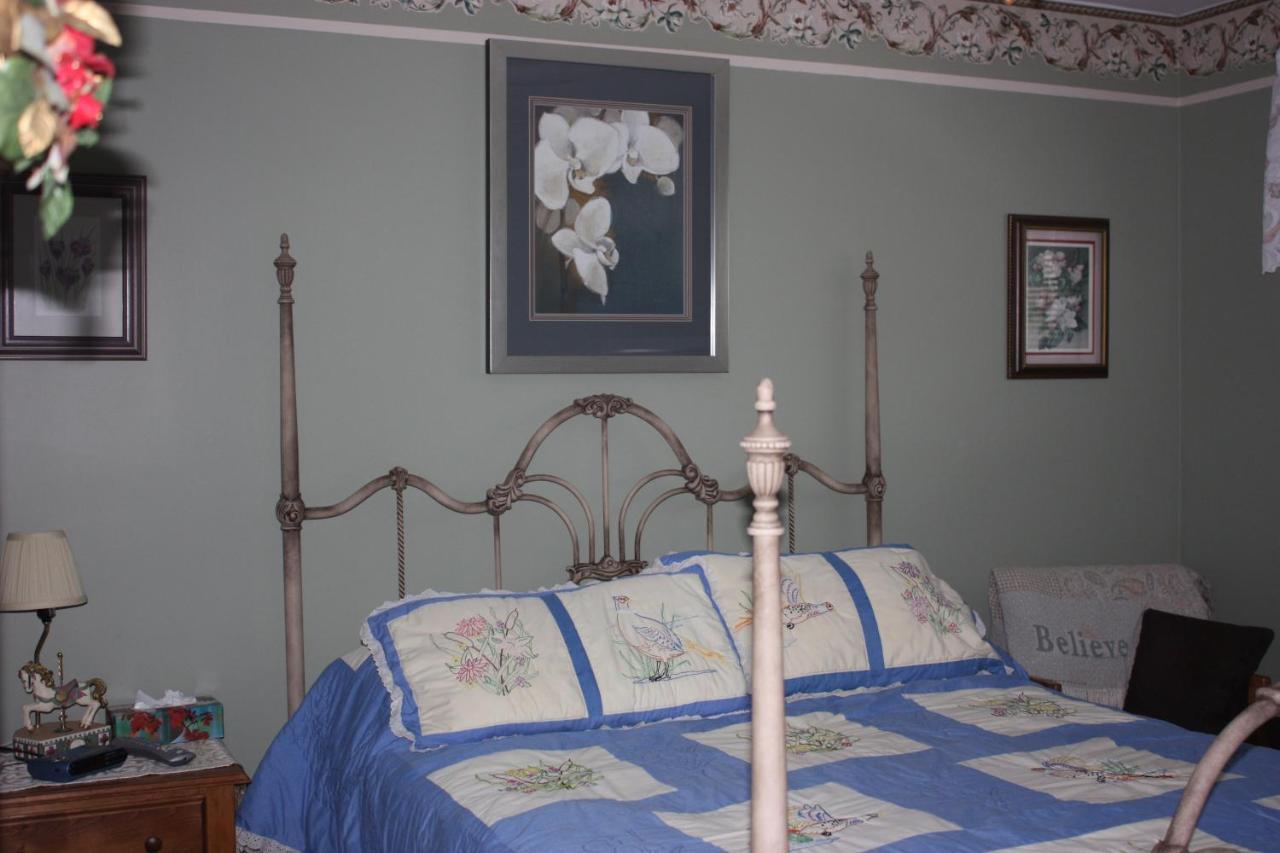 Carrousel Bed & Breakfast Cayuga Room photo