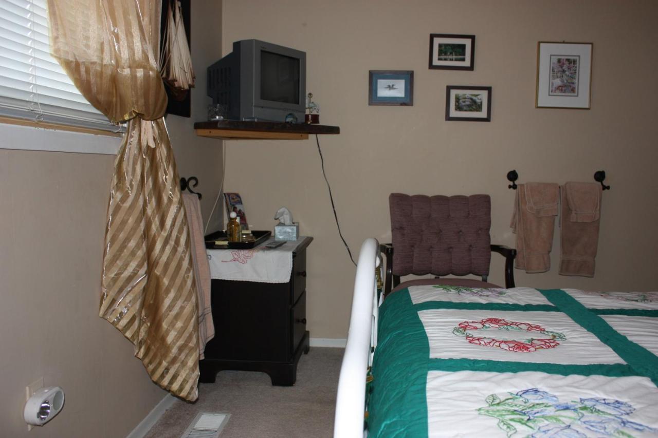 Carrousel Bed & Breakfast Cayuga Room photo
