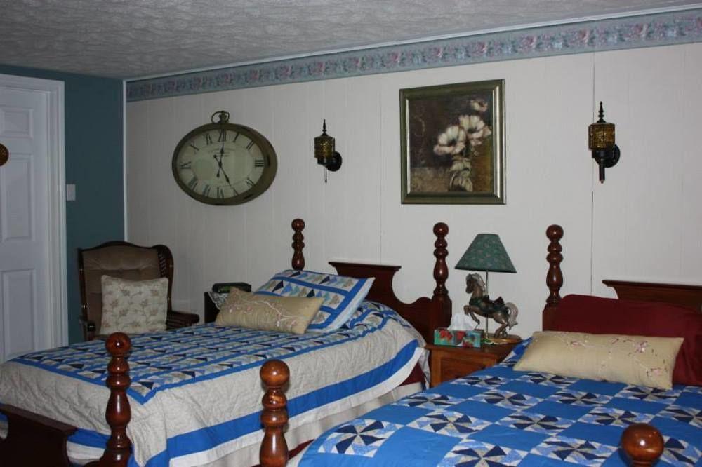 Carrousel Bed & Breakfast Cayuga Exterior photo
