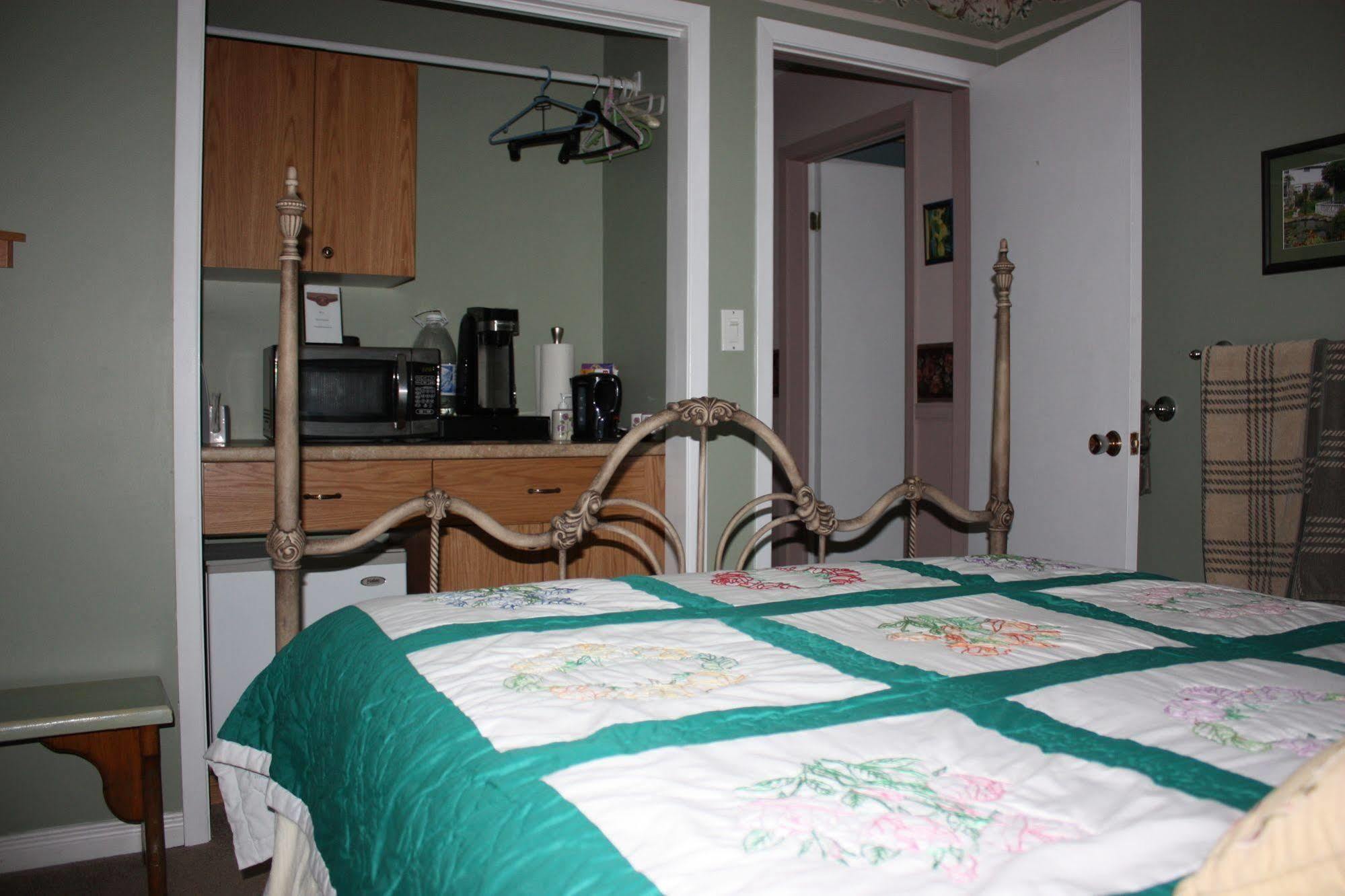 Carrousel Bed & Breakfast Cayuga Exterior photo