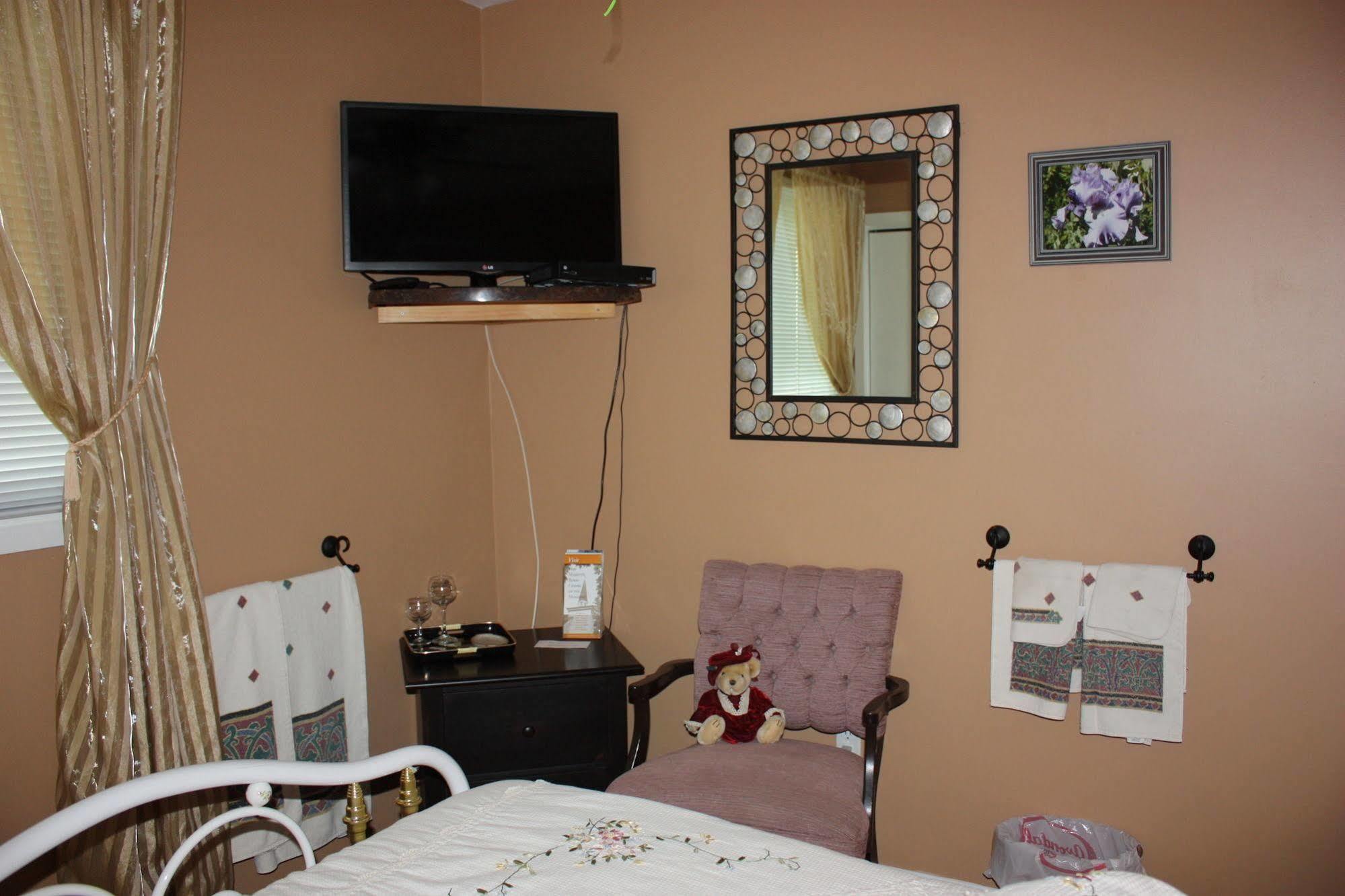 Carrousel Bed & Breakfast Cayuga Exterior photo