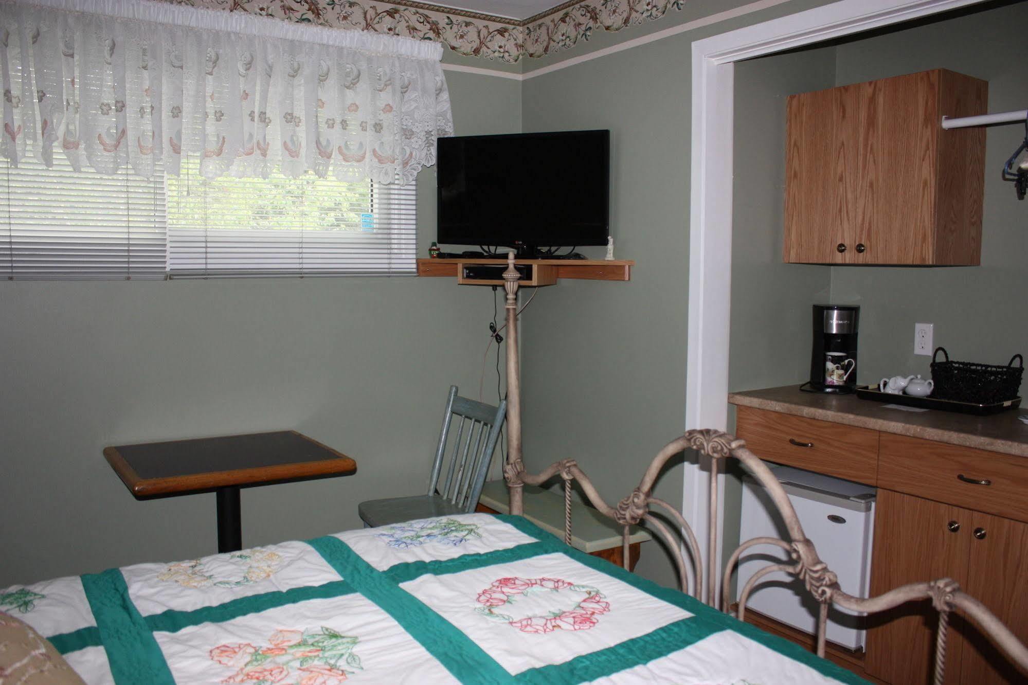 Carrousel Bed & Breakfast Cayuga Exterior photo
